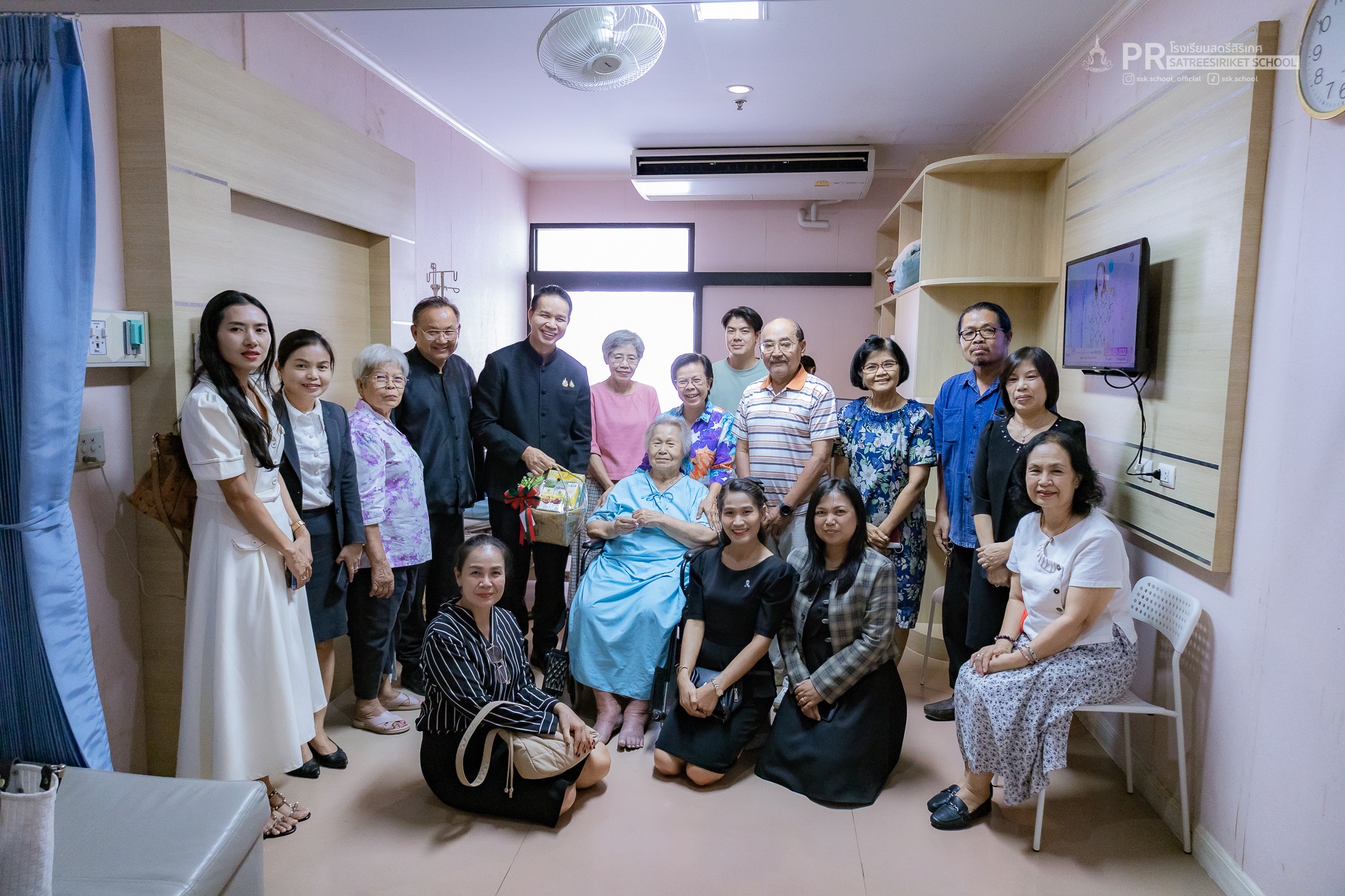 โรงเรียนสตรีสิริเกศเยี่ยมไข้ให้กำลังใจนางเกษสุดา มหาสุวีระชัย